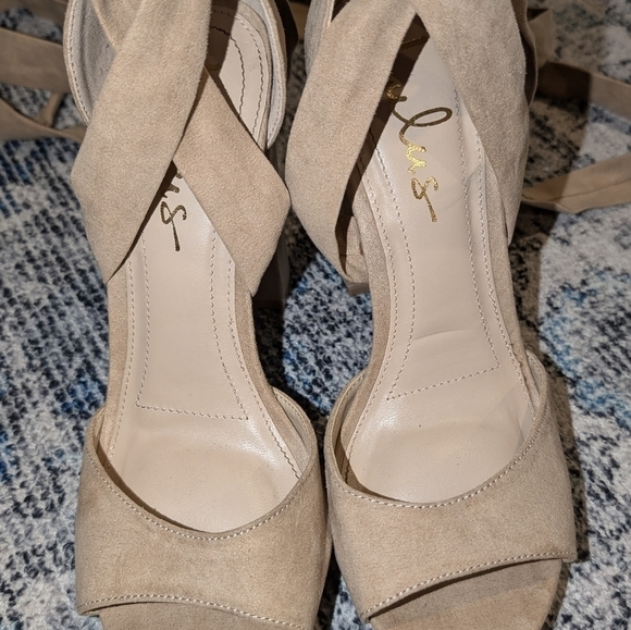Lulu's Nude Platform Heel with criss cross ribbons size 7 - Picture 4 of 9